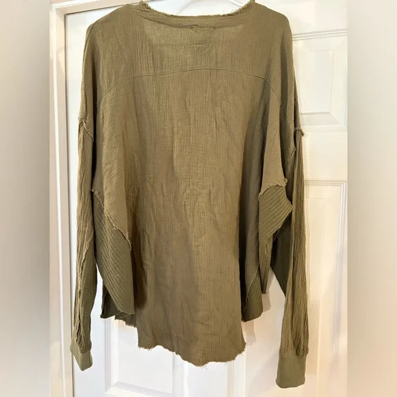 NWT Olive Green Long Sleeve Henley Top Boho Relaxed Gauze Fabric Raw Hem medium - Picture 7 of 7